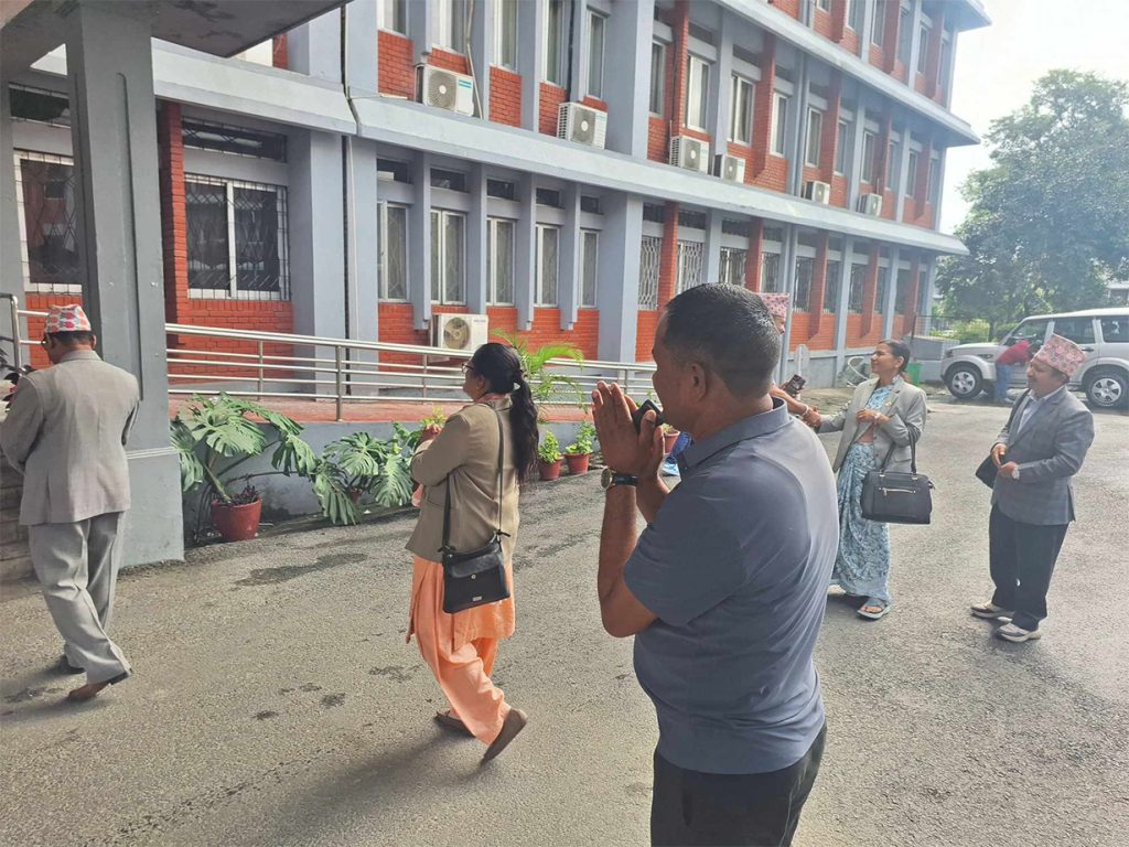 सिंहदरबारमा शिक्षकहरुको धर्ना