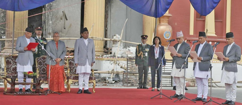 शीलतनिवासमा तीन मन्त्रीले लिए शपथ