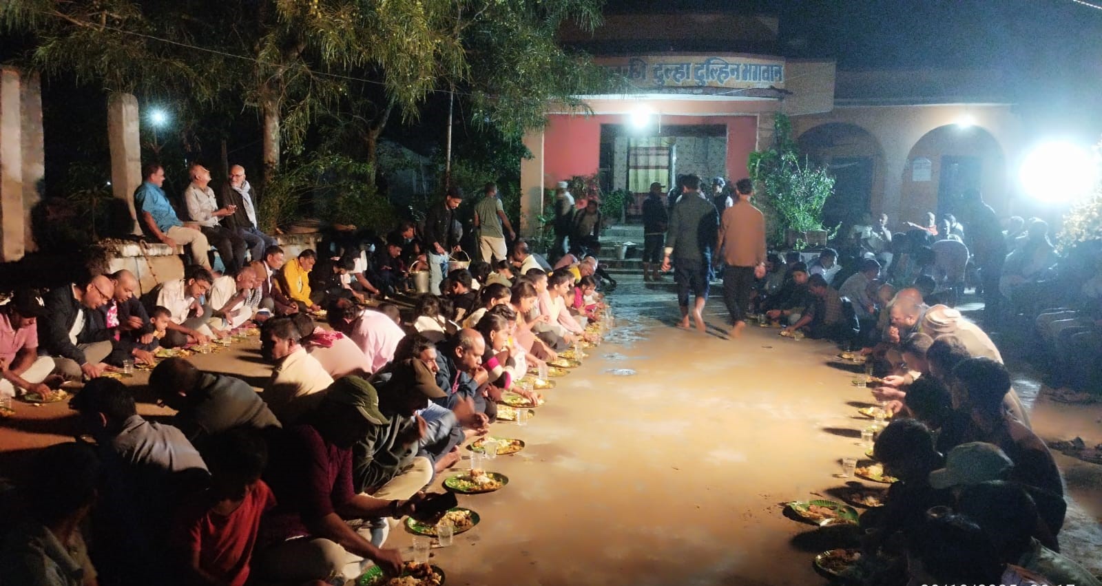 अक्षय नवमीमा स्थानीय युवाले गरे अमलाको बोट मुनि सामूहिक भोज