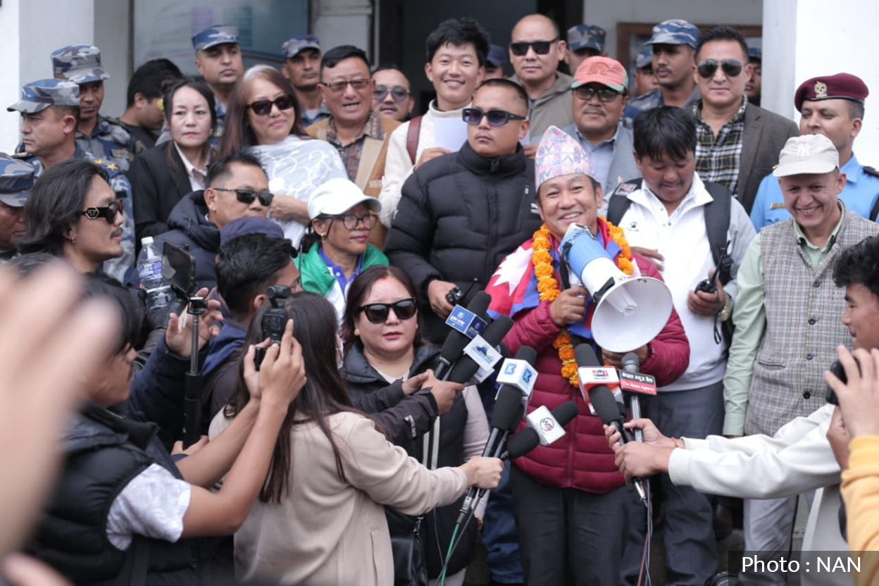 हर्क साम्पाङले पाए दल दर्ताको प्रमाणपत्र