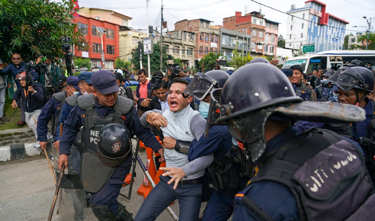 केपी ओली र रमेश लेखक लगायतलाई पक्राउ गर्न माग गर्दै प्रदर्शन गर्ने युवाहरु प्रहरी नियन्त्रणमा