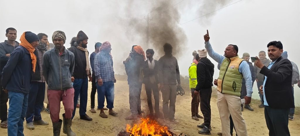 सहजा खोलामा अलपत्र पुल तत्काल निर्माणको माग गर्दै स्थानीयवासी आन्दोलित