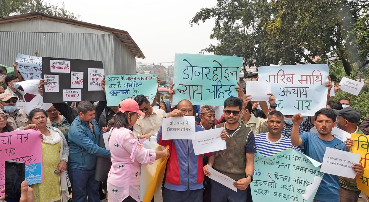 सुकुमवासी बस्तीमा सरकारविरुद्ध प्रदर्शन