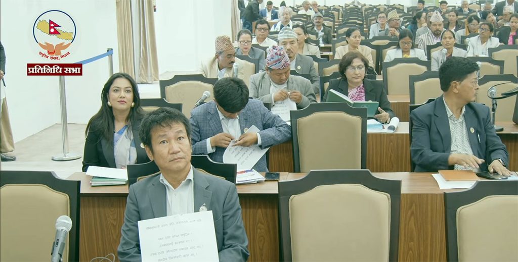 संसदमा प्ले कार्डसहित श्रम संस्कृति पार्टीले गरे प्रधानमन्त्री वालेनको विरोध