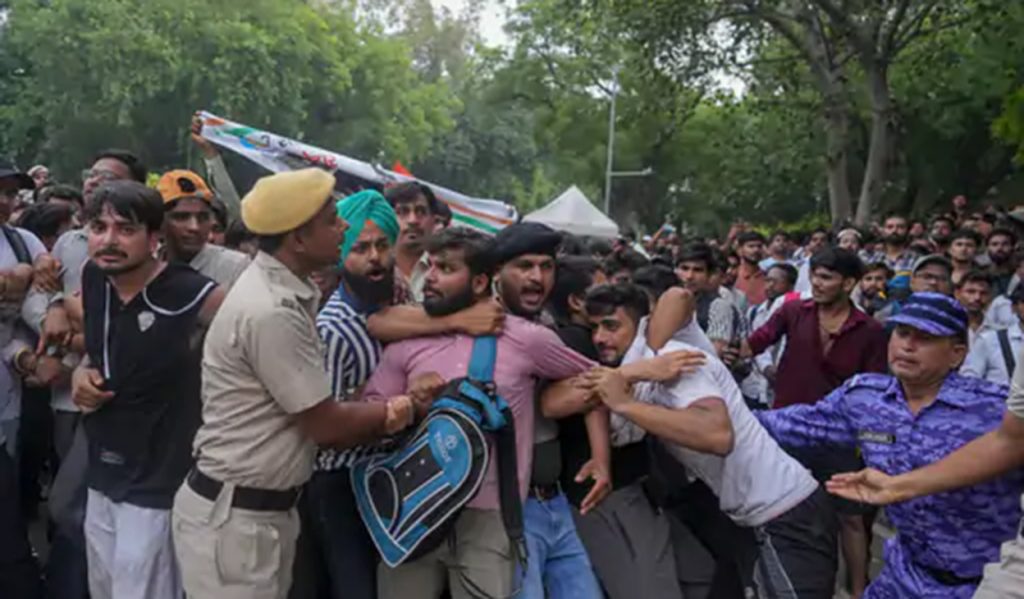 दिल्लीमा कक्रोच जनता पार्टीको प्रदर्शन, संसद्‌तर्फ बढ्दै प्रदर्शनकारी