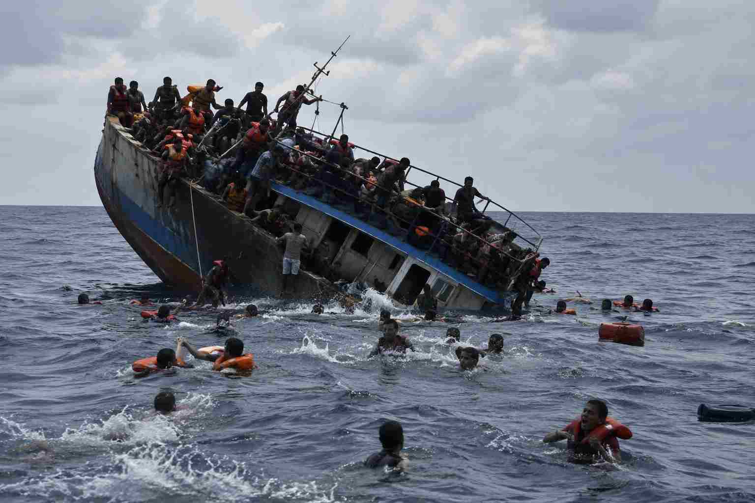 म्यानमारको तटमा दुई डुङ्गा डुब्दा ५३० भन्दा बढी रोहिङ्ग्या शरणार्थी बेपत्ता हुने आशंका