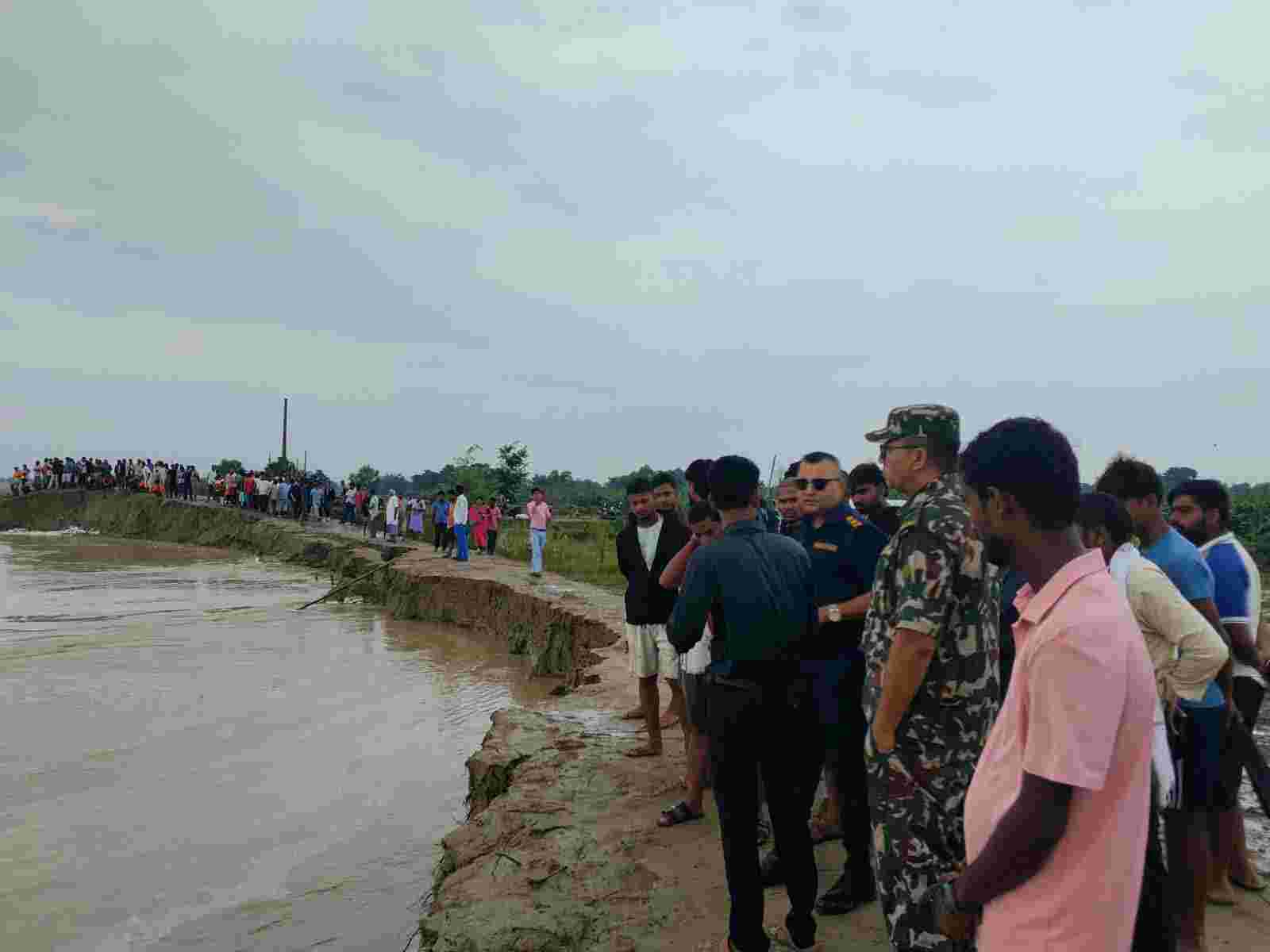 लालबकैया खोलाको पुल, बाँध र कटान–डुबान क्षेत्रको सुरक्षा अधिकारीद्वारा निरीक्षण