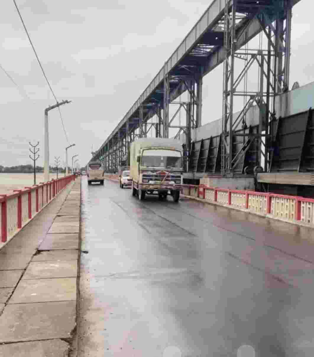 कोशी ब्यारेजमा पानीको बहाव बढ्दो, खतरा तहमा